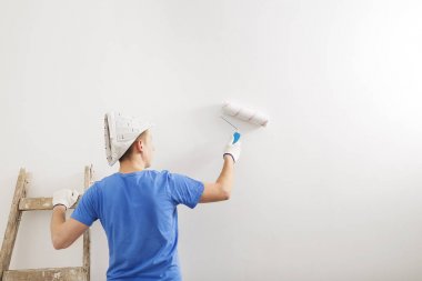  ressam odanın duvarına badanalı.