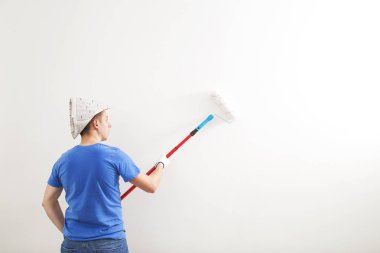  ressam odanın duvarına badanalı.