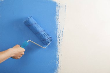 Yakın çekim, ressam odanın duvarına badanalı.
