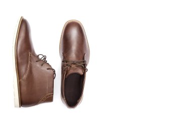 Beyaz arka plan üzerinde izole erkek klasik kahverengi deri ayakkabı