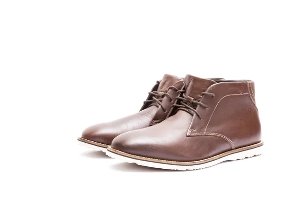 Mäns klassiska bruna läderskor isolerad på vit bakgrund — Stockfoto