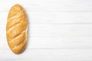 Beyaz mutfak masasının üzerinde taze ekmek