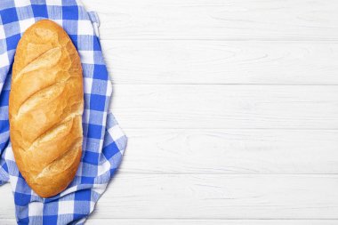 Mutfak masasında peçete ile taze ekmek