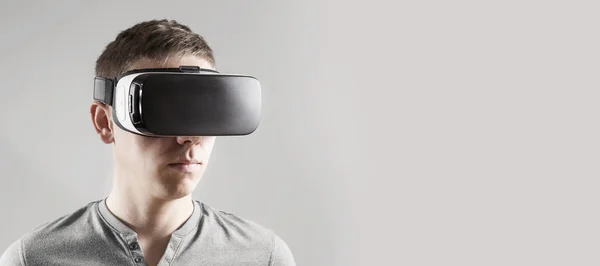 Ung man i virtuell verklighet, vr-glasögon. — Stockfoto