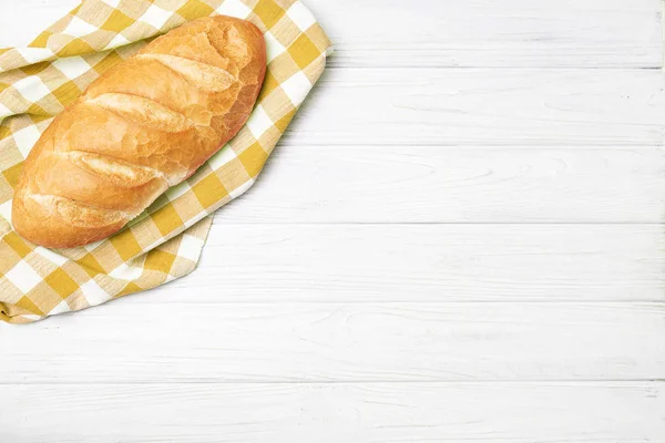 Свежий хлеб с салфеткой на кухонном столе Лицензионные Стоковые Изображения