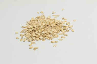 Beyaz arka plan üzerinde yığın haddelenmiş yulaf