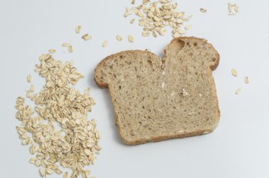 Yulaf tarafından çevrili tahıllı yulaf ekmek dilimi