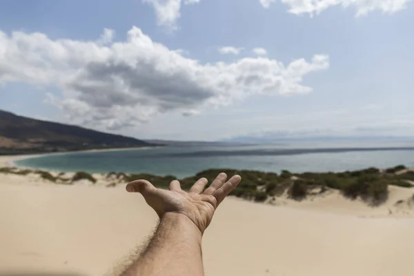 Förgrunden Kan Handen Man Som Visar Landskapet Gyllene Sandstrand Blått — Stockfoto