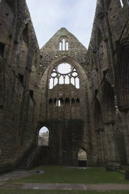 Eski harabe taş manastırı, çok iyi korunmuş, çatısı yok ve gökyüzünü görebilirsiniz.