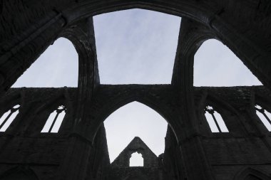 Mimari, antik taş manastır kemerleri, aşağıdan, çatı olmadan, gökyüzünü görebilirsiniz.