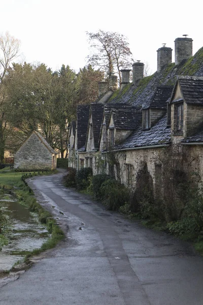 Bela Aldeia Campo Inglês Casas São Feitas Pedra Com Telhados — Fotografia de Stock