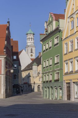 Memmingen Meydanı 'ndaki renkli binalar, mavi ve açık gökyüzü
