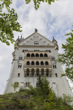 Etkileyici beyaz taş kale, aşağıdan görünüyor.