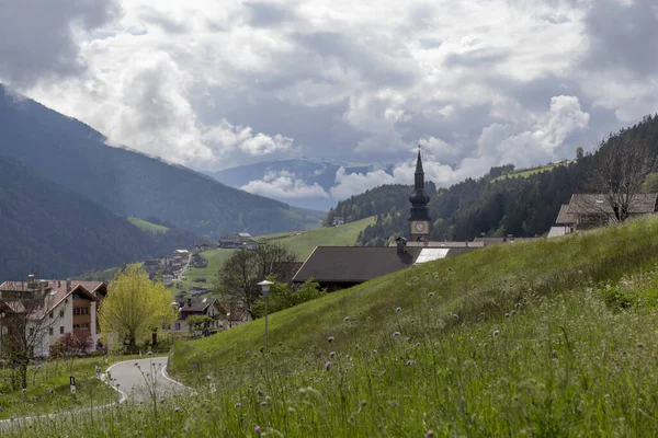 Paesaggio Paese Rurale Delle Alpi Italiane Una Giornata Nuvolosa — Foto Stock