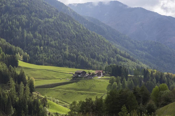 Paesaggio Delle Imponenti Montagne Alpine Abbondante Vegetazione Verde Cielo Con — Foto Stock