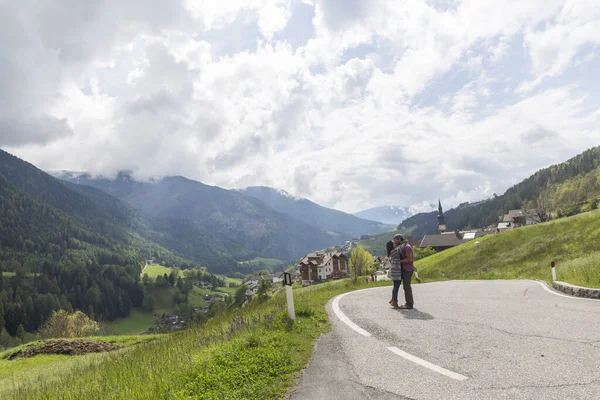 Coppia Baci Mezzo Alla Strada Paesino Rurale Delle Alpi Italiane — Foto Stock