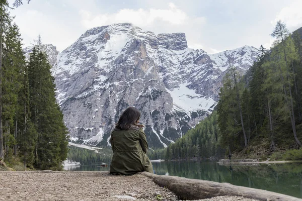 Brunette Woman Позує Спині Lago Braies Вражаюче Зелене Озеро Яке — стокове фото