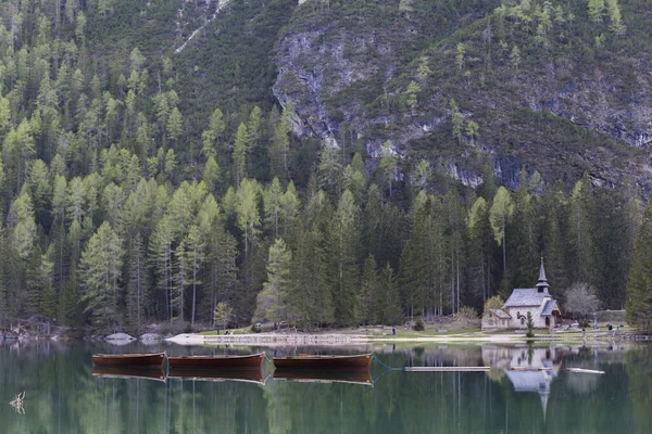 Táj Lago Braies Lenyűgöző Zöld Amely Tükrözi Magas Havas Hegyek — Stock Fotó