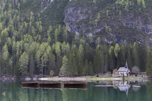 Iago Braies Manzarası Yüksek Karlı Dağları Yansıtan Etkileyici Yeşil Göl — Stok fotoğraf