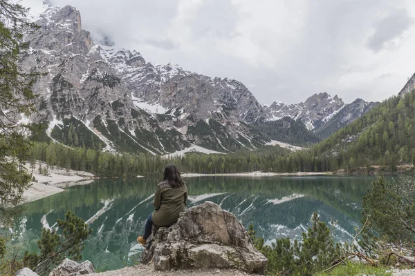 Brunette Woman Позує Спині Lago Braies Вражаюче Зелене Озеро Яке — стокове фото