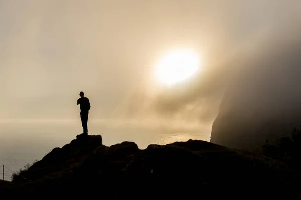 Omul Spatele Marginea Unei Stânci Norvegiene Într Tulbure — Fotografie, imagine de stoc