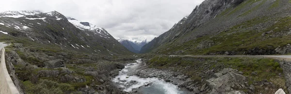 Río Que Corre Entre Altas Montañas Noruega Durante Verano — Foto de Stock