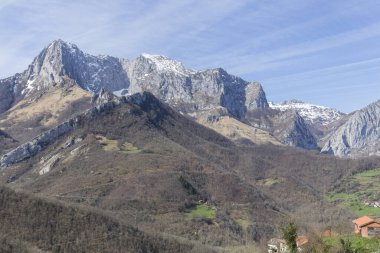 Asturian şehrinin en yüksek kesiminden açık bir günde, evlerin çatılarını da görebiliriz.
