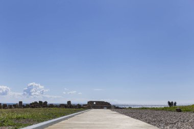 Roma arkeolojik alanında denize bakan sayısız sütunu olan antik taş binaları görebiliriz.
