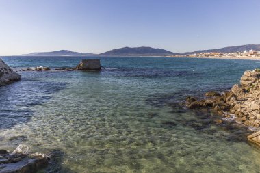 Sahil manzarası, berrak mavi deniz bazı kayalar, berrak gökyüzü