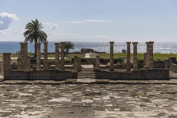 Roma arkeolojik alanında denize bakan sayısız sütunu olan antik taş binaları görebiliriz.