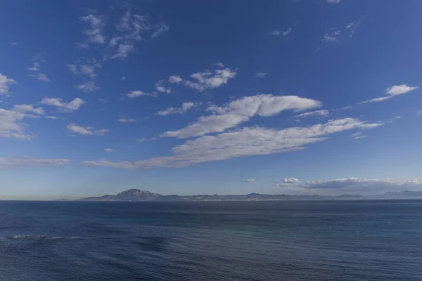 Paisagem Costeira Mar Azul Calmo Céu Claro — Fotografia de Stock