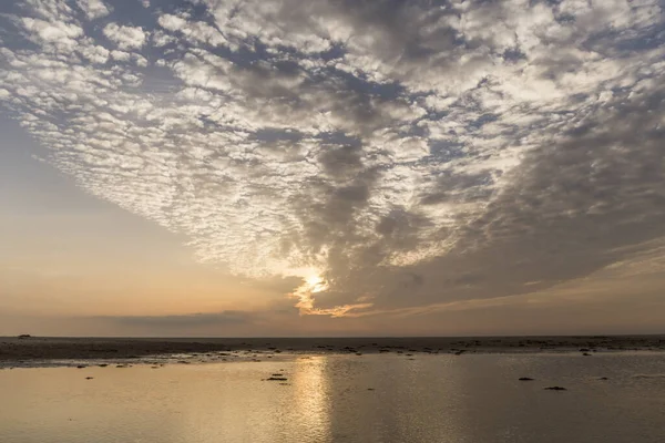 Pôr Sol Praia Céu Com Cores Alaranjadas Nuvens Mar Com — Fotografia de Stock