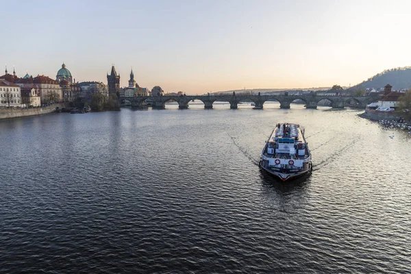 Łódź Przepływa Wełtawę Zachodzie Słońca Ciemna Zimna Woda Czyste Niebo — Zdjęcie stockowe