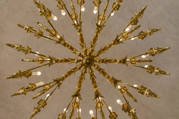 Роскошная Лампа Золотой Вид Снизу Геометрия — стоковое фото