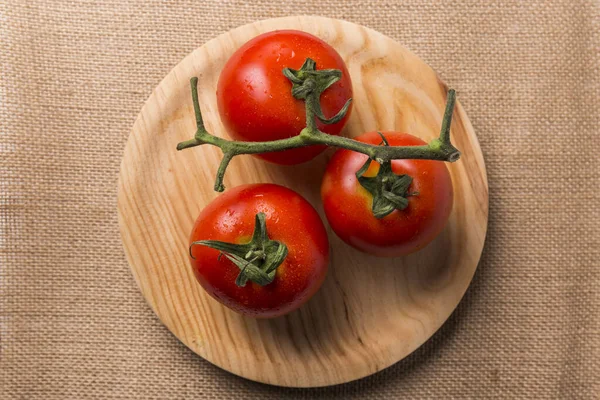 Tomates Rojos Una Tabla Madera — Foto de Stock