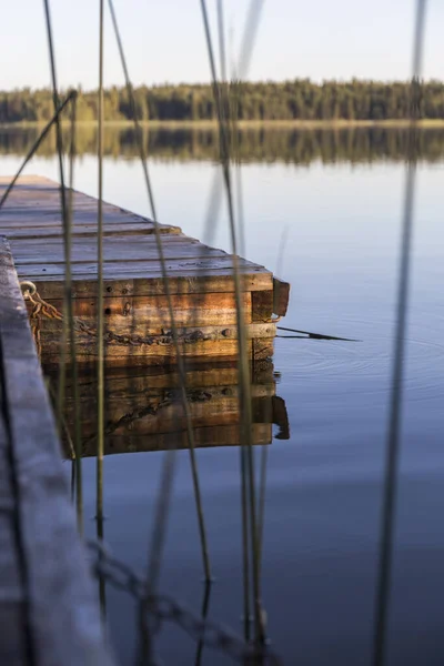 Embarcadero Madera Lago Tranquilo Que Parece Espejo Fondo Reflejan Los —  Fotos de Stock