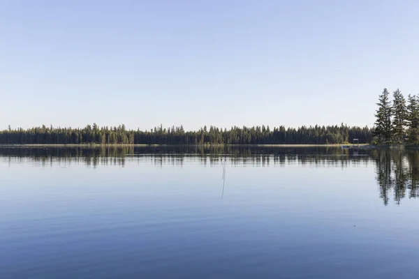 Einem See Von Ruhigem Blauem Wasser Spiegeln Sich Die Arolen — Stockfoto
