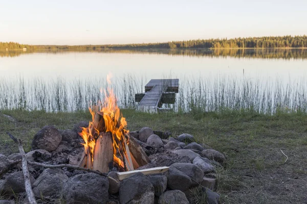 Hoguera Encendida Lago Lago Aguas Tranquilas Durante Atardecer Viaje Campamento —  Fotos de Stock