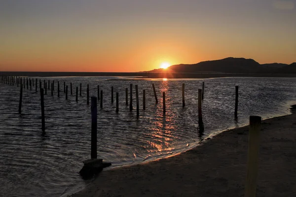 Pôr Sol Mar Silhueta Escura Costa Cores Alaranjadas — Fotografia de Stock