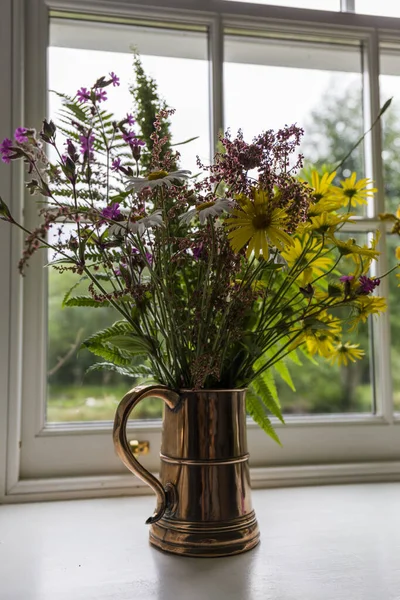 Close Vaso Latão Cheio Flores Silvestres Cores Diferentes Uma Soleira — Fotografia de Stock