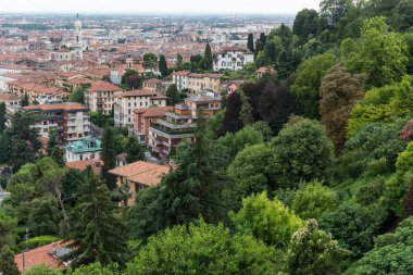 Bergamo şehrinin manzarası ağaçlarla çevrili.