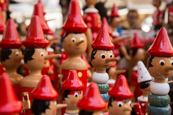 Uzun burunlu ve kırmızı şapkalı tahta kukla seti