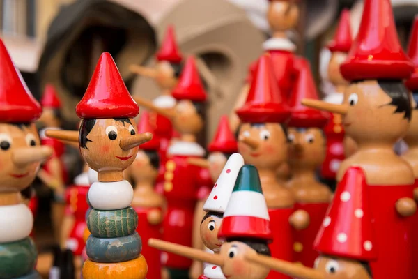 Drewniany Zestaw Marionetek Długim Nosem Czerwonymi Kapeluszami — Zdjęcie stockowe