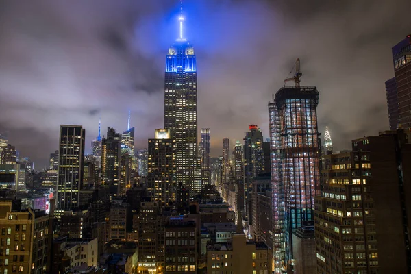 Empire State Building Osvětlené Modrým Světlem Noci Osvětlené Manhattanské Budovy — Stock fotografie