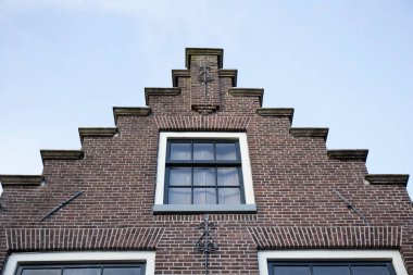 Tuğla binalar, binanın tepesinde orijinal şekilli.