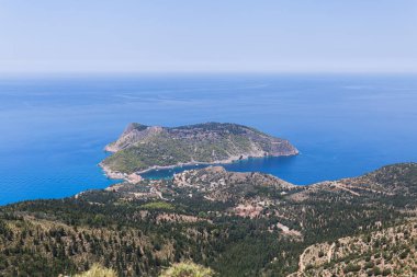 Yunanistan 'ın Kefalonia adasında denize ve adaya bakan bir bakış açısı
