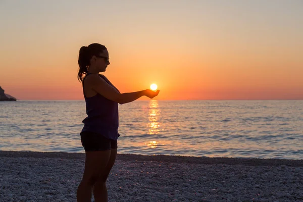 Silhuett Ung Kvinna Som Håller Solen Händerna — Stockfoto