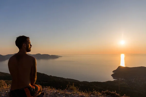 Mannen Sitter Synvinkel Tröjlös Tittar Solnedgången Speglas Havet — Stockfoto