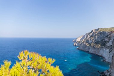 Uçurumdan deniz manzaralı, denizin koyu mavi bir rengi var, Zakynthos Adası, Yunanistan