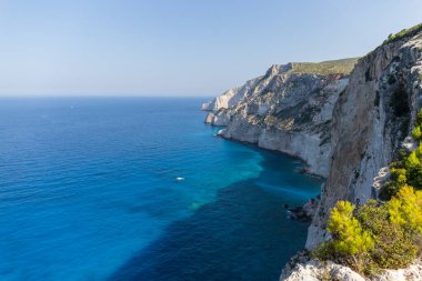 Uçurumdan deniz manzaralı, denizin koyu mavi bir rengi var, Zakynthos Adası, Yunanistan
